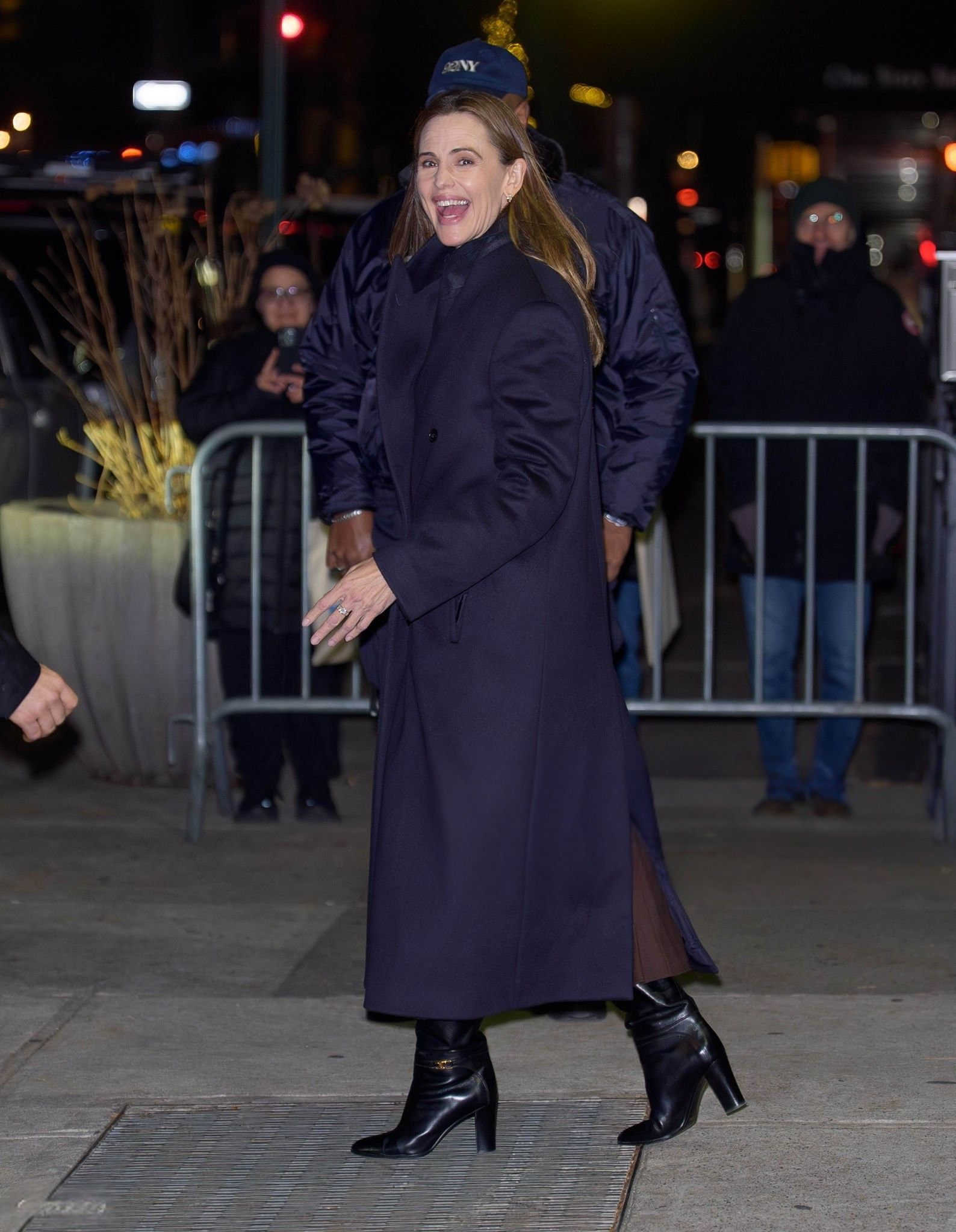 Jennifer Garner&rsquo;s Midnight-Navy Winter Look Full Breakdown