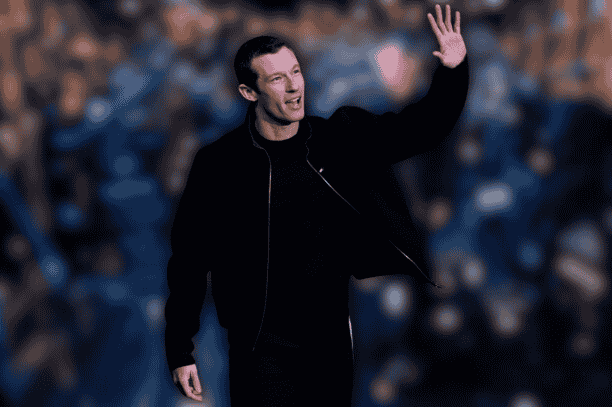 callum-turner-in-a-black-bomber-jacket-at-late-night-with-seth-meyers-season-13