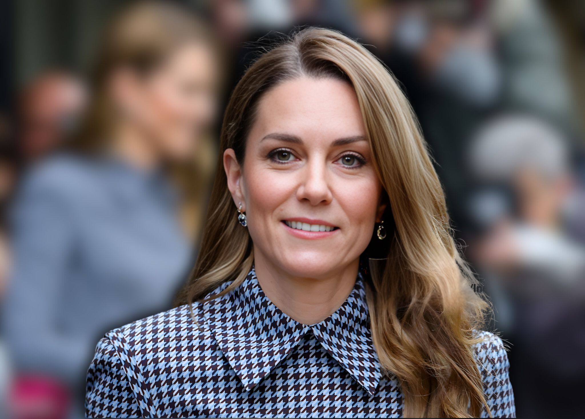catherine-princess-of-wales-blue-houndstooth-midi-dress-at-the-anna-freud-centre-visit